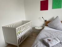 Schlafzimmer_1_Kinderbett_2